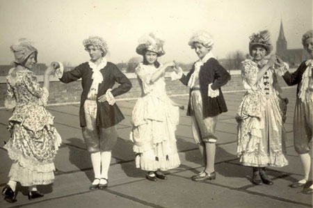 Bild von einer Tanzgruppe auf dem Gebude der Mdchenmittelschule 1932