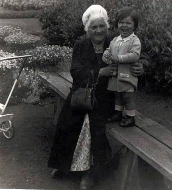 Clara Koppel mit ihrer Enkeltochter Rosemarie 1932