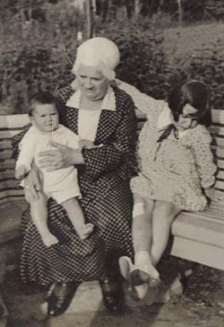 Clara Koppel mit Enkeltchtern