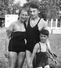 Rolf-Peter mit seiner Tante Esther und seinem Onkel Max-Adolf Devries