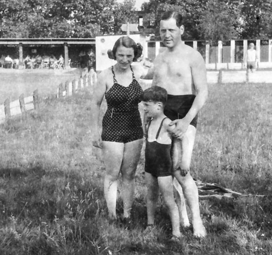Familie Stern in Wyler (NL) im Schwimmbad 15.08.1938