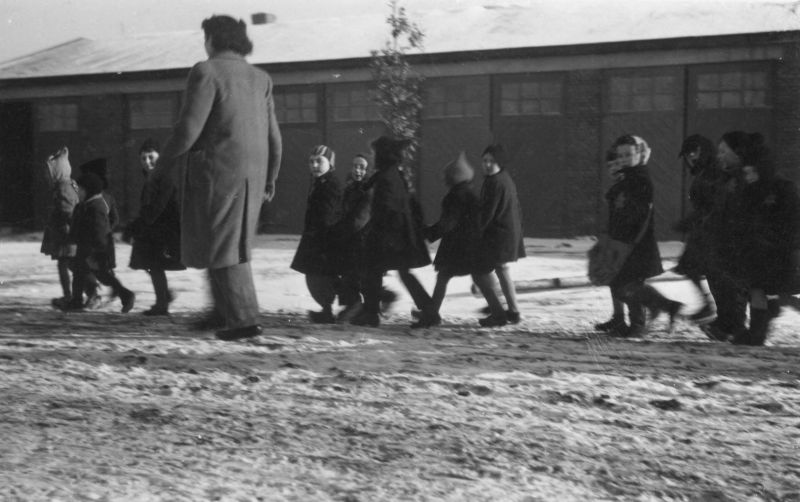 Kinder des Waisenheims in Westerbork auf dem Weg zur Schule