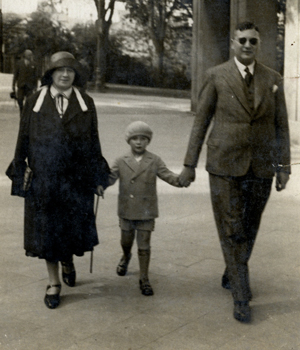 Herbert Brnell mit seinen Eltern 1930