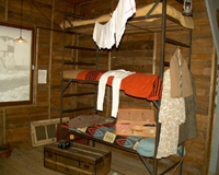 Betten in einer Baracke in Westerbork